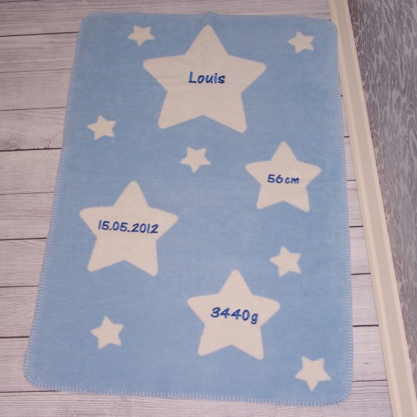 Kuscheldecke mit Wunschname und Geburtsdaten babyblau/mittelblau (Modell Louis)