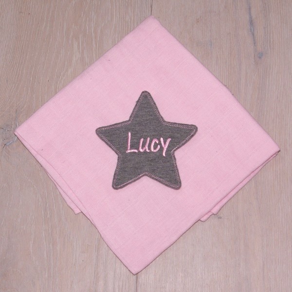 Mulltuch mit Sternapplikation und Wunschnamen rosa/grau (Modell Lucy)