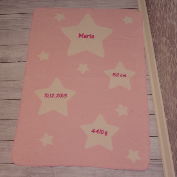 Kuscheldecke mit Wunschname und Geburtsdaten rosa/pink (Modell Marie)