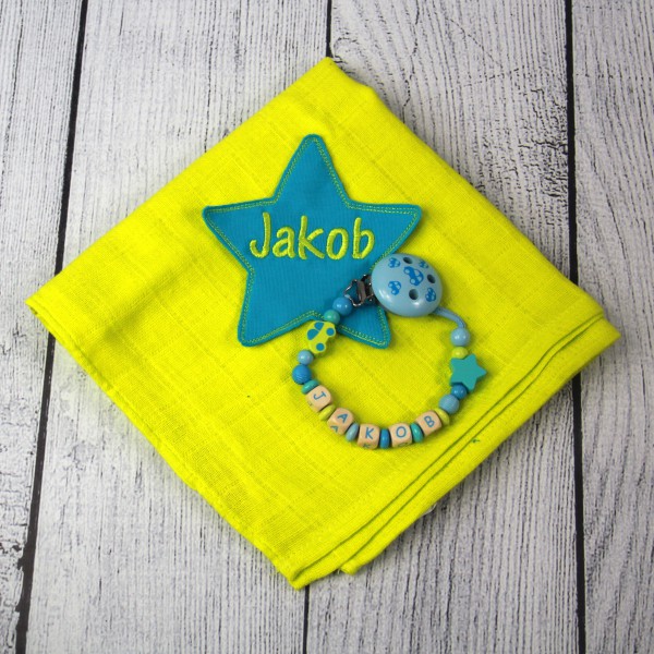 Mulltuch mit Sternapplikation und Wunschnamen und Schnullerkette lemon/türkis (Modell Jakob)