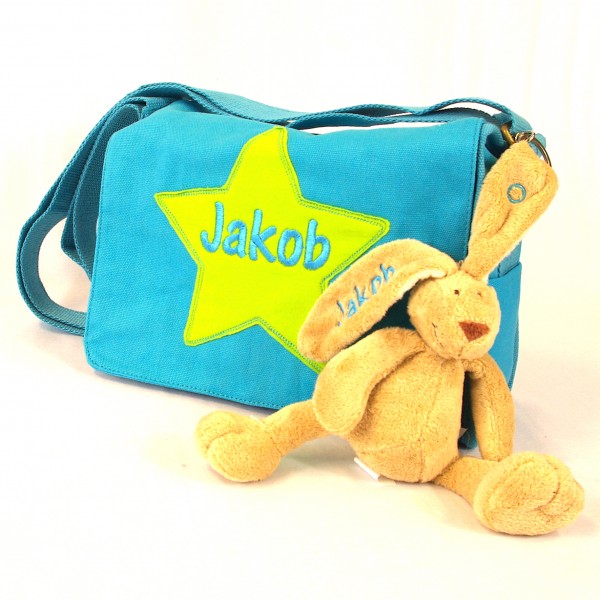 Schultertasche mit Sternapplikation und Name mit Minihase (Modell Jakob)