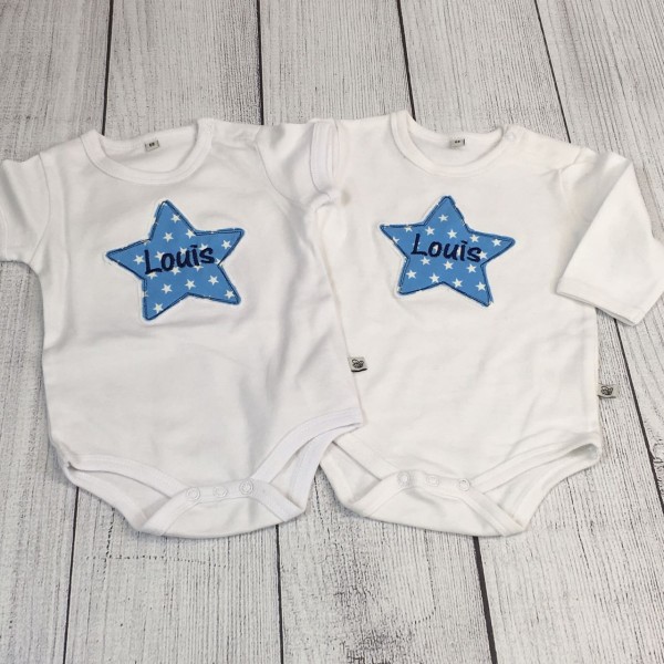 Body-Set: Lang- und Kurzarm Gr. 80 mit Wunschname weiß/hellblau/mittelblau (Modell Louis)