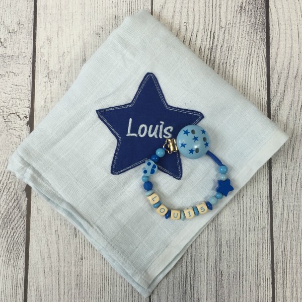 Mulltuch mit Sternapplikation und Wunschnamen und Schnullerkette hellblau (Modell Louis)