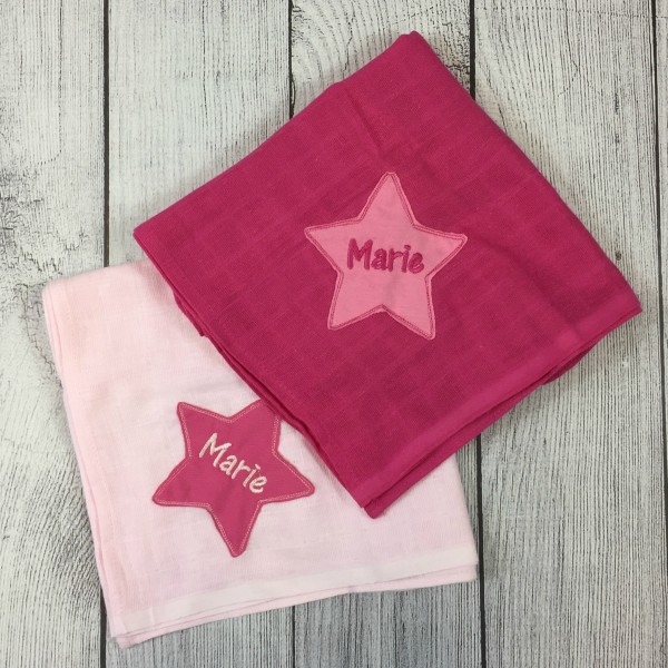 Mulltücher mit Sternapplikation und Wunschnamen im 2er-Set rosa/pink (Modell Marie)