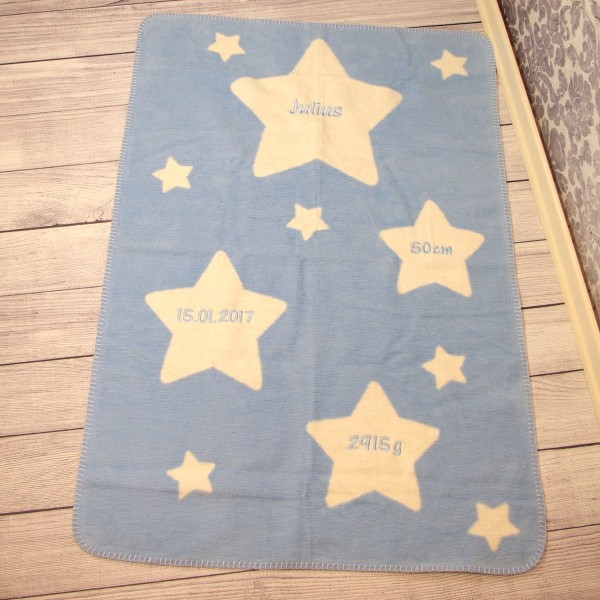 Kuscheldecke mit Wunschname und Geburtsdaten babyblau/babyblau (Modell Julius)