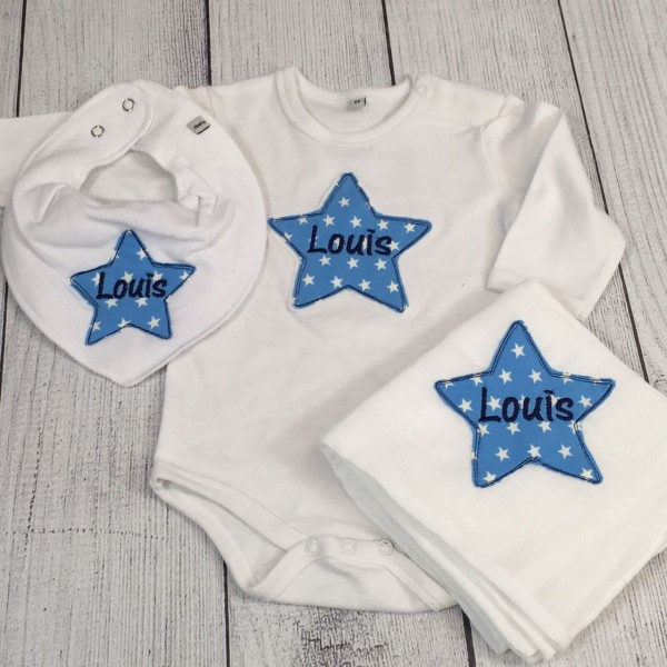 "Hallo Baby"-Set Gr. 62 mit Wunschname weiß/hellblau/mittelblau (Modell Louis)