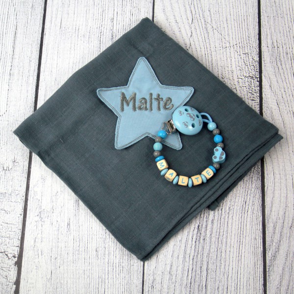 Mulltuch mit Sternapplikation und Wunschnamen und Schnullerkette grau/hellblau (Modell Malte)