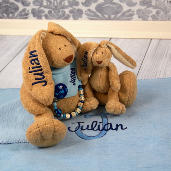 Exklusivset+: Hase, Halstuch, Schnullerkette, Minihase und Decke mit Wunschname (Modell Julian)