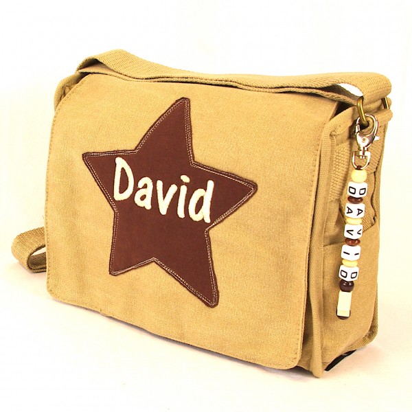 Schultertasche mit Sternapplikation und Name mit Taschenanhänger natur (Modell David)