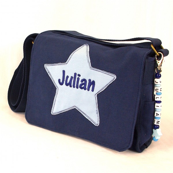 Schultertasche mit Sternapplikation und Name mit Taschenanhänger dunkelblau (Modell Julian)