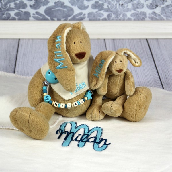 Exklusivset+: Hase, Halstuch, Schnullerkette, Minihase und Decke mit Wunschname (Modell Milan)