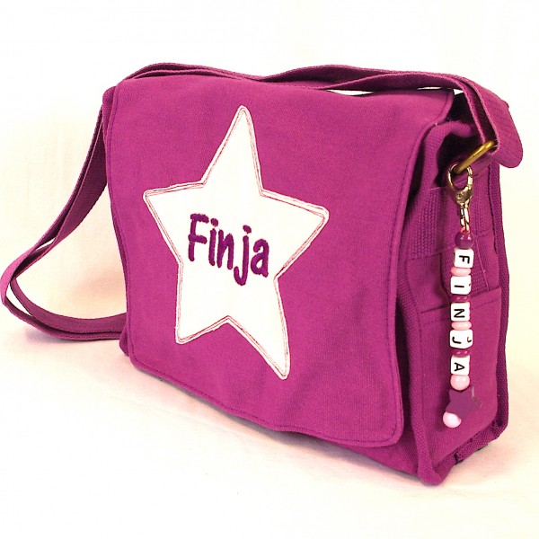 Schultertasche mit Sternapplikation und Name mit Taschenanhänger violett (Model Finja)