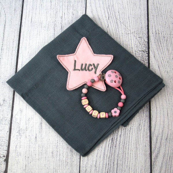 Mulltuch mit Sternapplikation und Wunschnamen und Schnullerkette grau/rosa (Modell Lucy)
