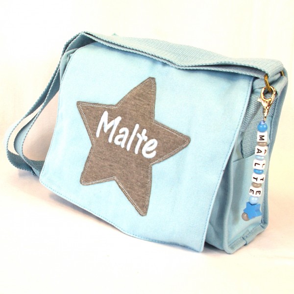 Schultertasche mit Sternapplikation und Name mit Taschenanhänger babyblau (Modell Malte)