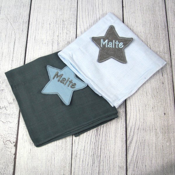 Mulltücher mit Sternapplikation und Wunschnamen im 2er-Set grau/hellblau (Modell Malte)