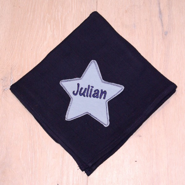 Mulltuch mit Sternapplikation und Wunschnamen marine/babyblau (Modell Julian)