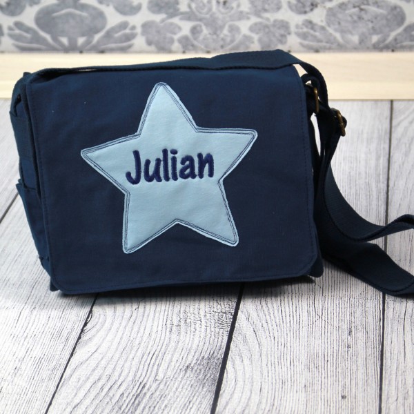 Schultertasche mit Sternapplikation und Name marine/babyblau (Modell Julian)