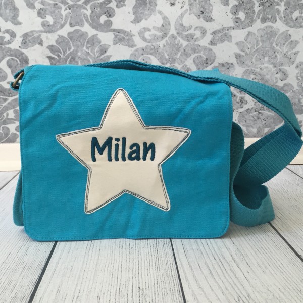 Schultertasche mit Sternapplikation und Name mit Taschenanhänger helltürkis (Modell Milan)