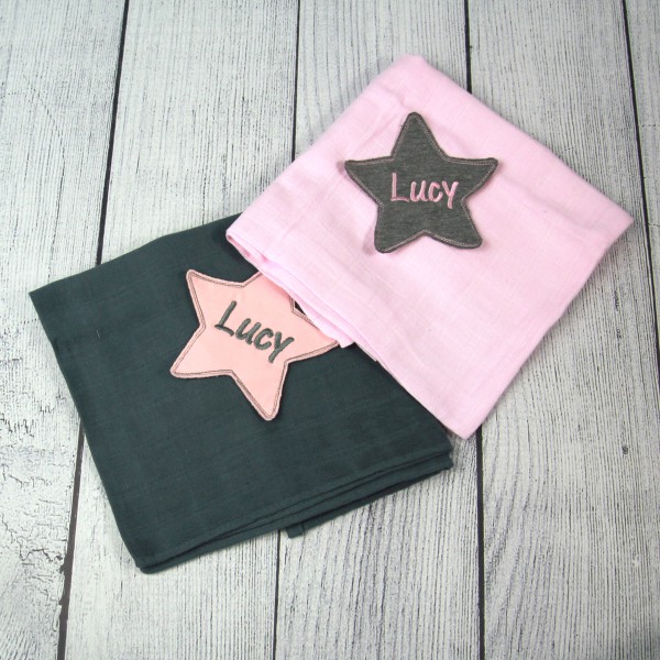 Mulltücher mit Sternapplikation und Wunschnamen im 2er-Set rosa/grau (Modell Lucy)