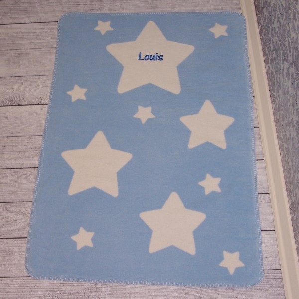 Kuscheldecke mit Wunschname babyblau/mittelblau (Modell Louis)