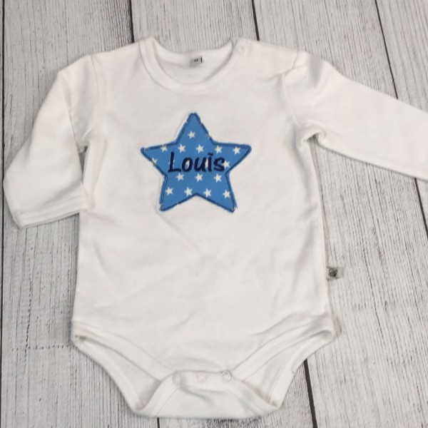 Langarm-Body mit Sternapplikation und Wunschname Gr. 80 weiß/hellblau/mittelblau (Modell Louis)