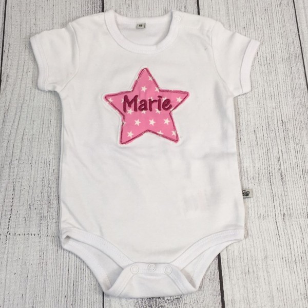 Kurzarm-Body mit Sternapplikation und Wunschname Gr. 56 weiß/rosa/magenta (Modell Marie)