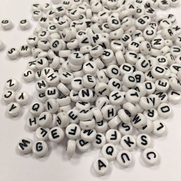 ca. 380 Stück weisse Buchstabenperlen 7 mm