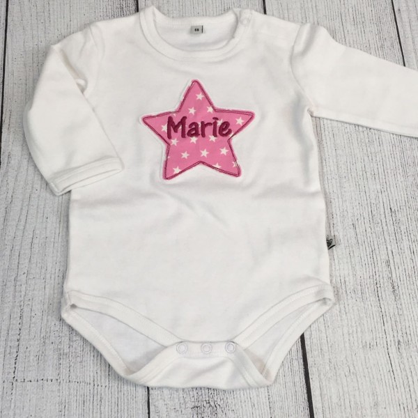 Langarm-Body mit Sternapplikation und Wunschname Gr. 80 weiß/rosa/magenta (Modell Marie)