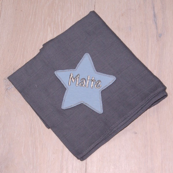 Mulltuch mit Sternapplikation und Wunschnamen grau/babyblau (Modell Malte)